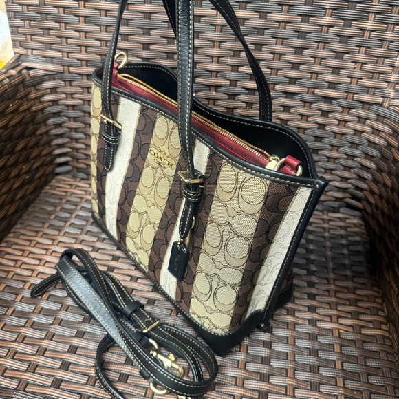 Coach Mollie Tote 25 In Signature c4086 - Picture 3 of 7